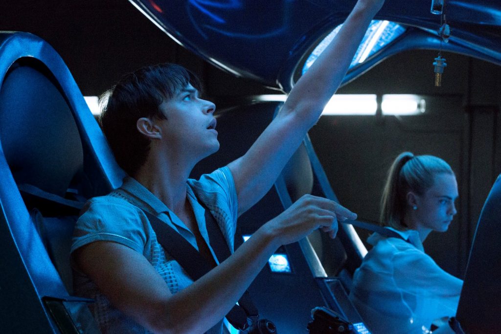 Dane DeHaan and Cara Delevignge in Luc Besson's VALERIAN AND THE CITY OF A THOUSAND PLANETS. Credit: Courtesy of EuropaCorp Copyright: © 2016 VALERIAN SAS Ð TF1 FILMS PRODUCTION.